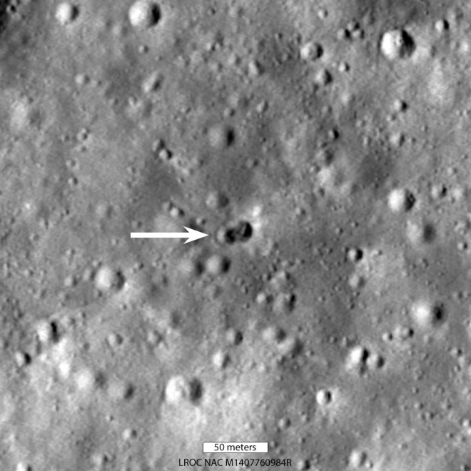 NASA chụp được Mặt Trăng &#34;thủng lỗ&#34;: Nghi do tên lửa Trung Quốc - 1