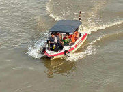 Một phụ nữ bỏ xe máy trên cầu Đồng Nai rồi nhảy xuống sông