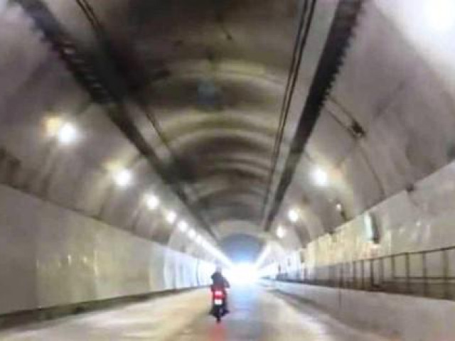 Truy tìm thanh niên liều lĩnh vượt chốt cấm, xuyên hầm đường bộ Hải Vân bằng xe máy