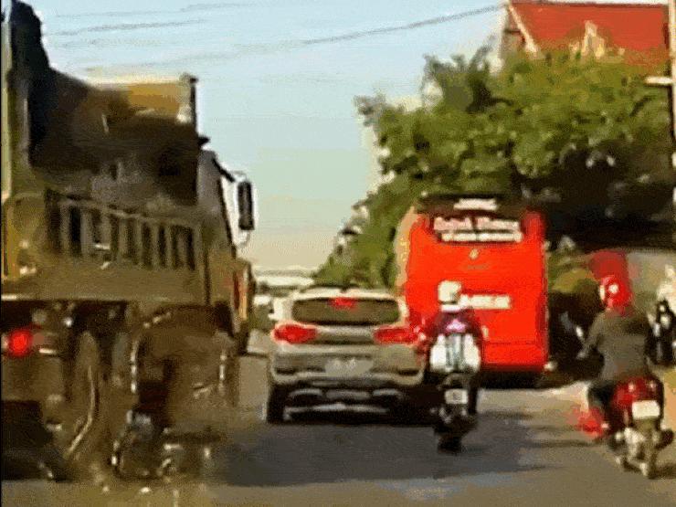 Video: Hú vía cảnh lái xe máy thoát “hung thần” xe tải ngoạn mục