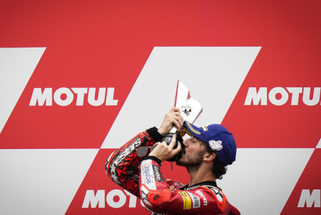 Đua xe MotoGP, Dutch TT: Ducati có chiến thắng đầu tiên sau 14 năm ở "đền thờ tốc độ"