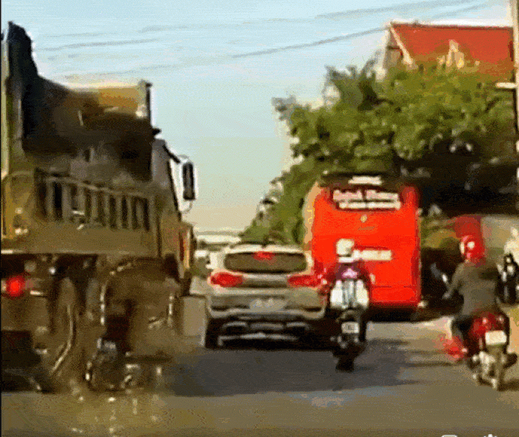 Video: Hú vía cảnh lái xe máy thoát “hung thần” xe tải ngoạn mục - 1