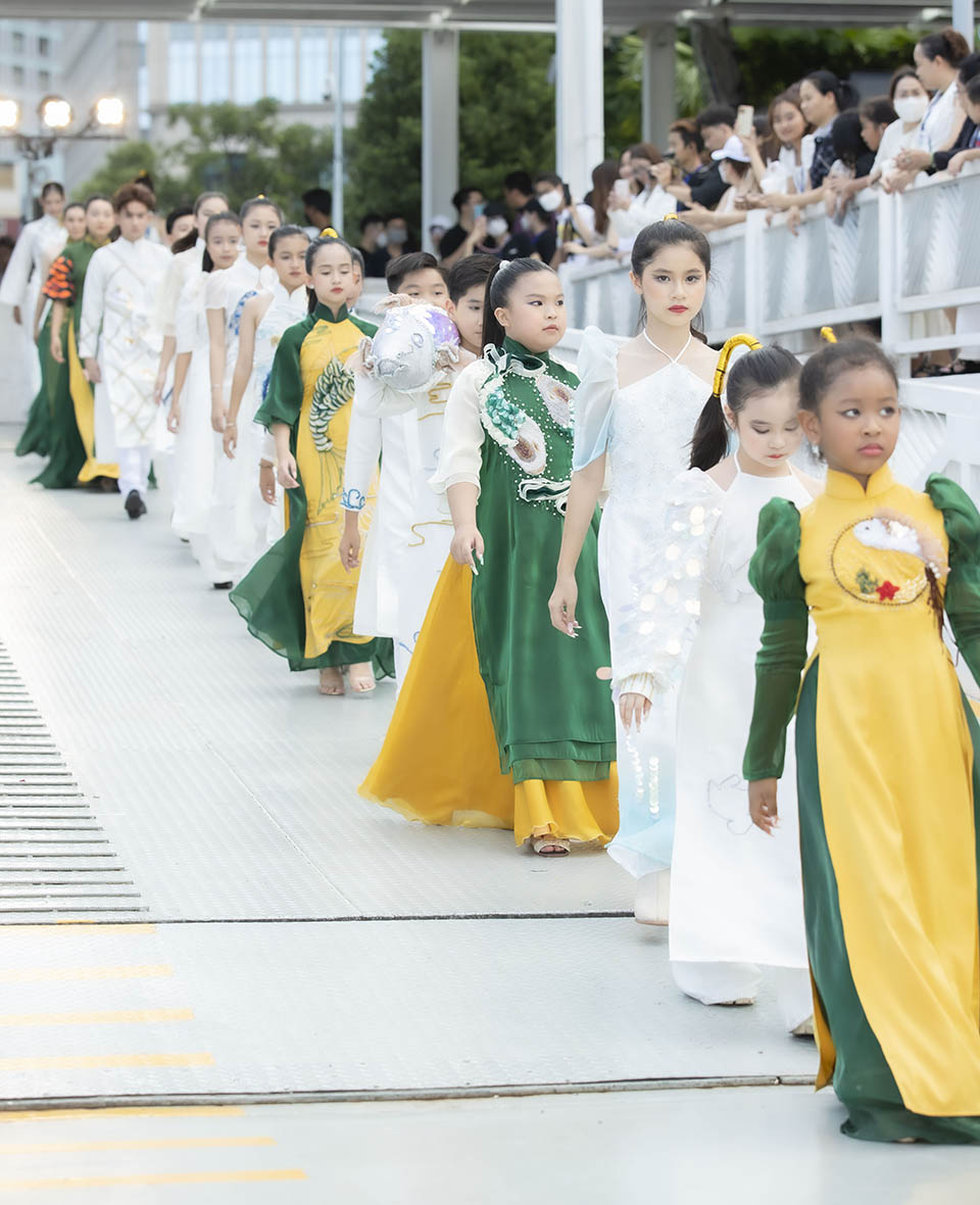 MC Hồng Phượng cùng 100 Hoa hậu, mẫu nhí catwalk trên Bến Bạch Đằng - 1