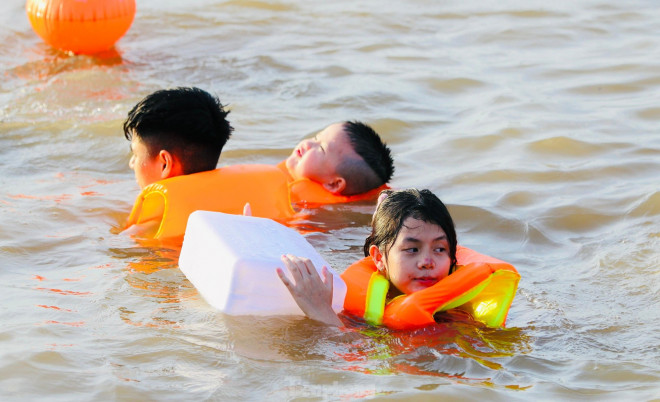 Nắng nóng gay gắt, người Hà Nội đổ xô ra sông Hồng ‘giải nhiệt’ bất chấp nguy hiểm - 6