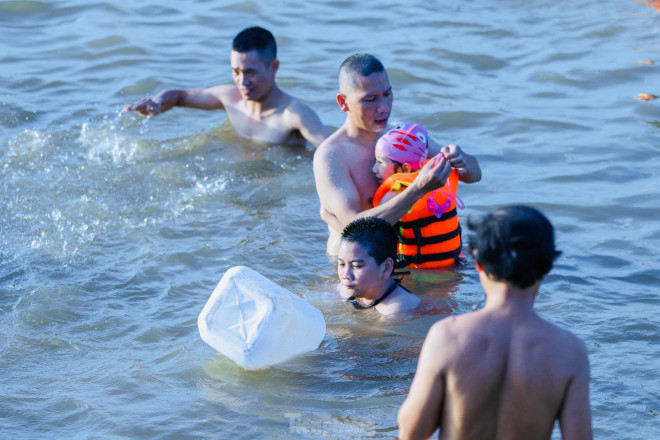Nắng nóng gay gắt, người Hà Nội đổ xô ra sông Hồng ‘giải nhiệt’ bất chấp nguy hiểm - 5