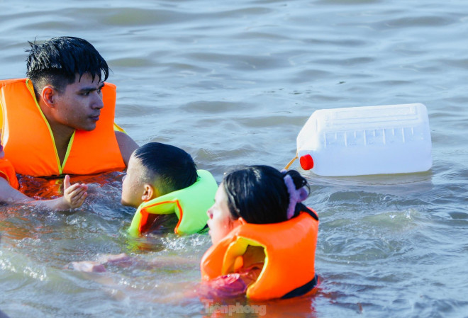 Nắng nóng gay gắt, người Hà Nội đổ xô ra sông Hồng ‘giải nhiệt’ bất chấp nguy hiểm - 8