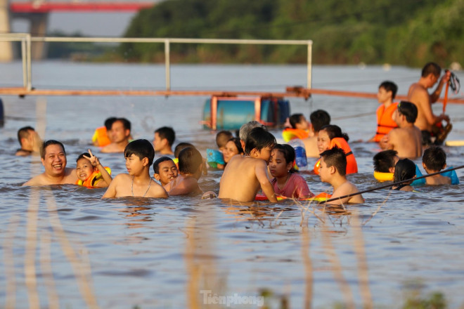 Nắng nóng gay gắt, người Hà Nội đổ xô ra sông Hồng ‘giải nhiệt’ bất chấp nguy hiểm - 4