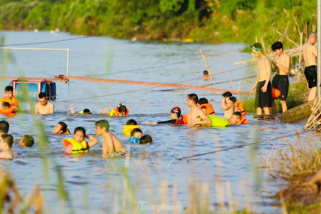 Nắng nóng gay gắt, người Hà Nội đổ xô ra sông Hồng ‘giải nhiệt’ bất chấp nguy hiểm - 3