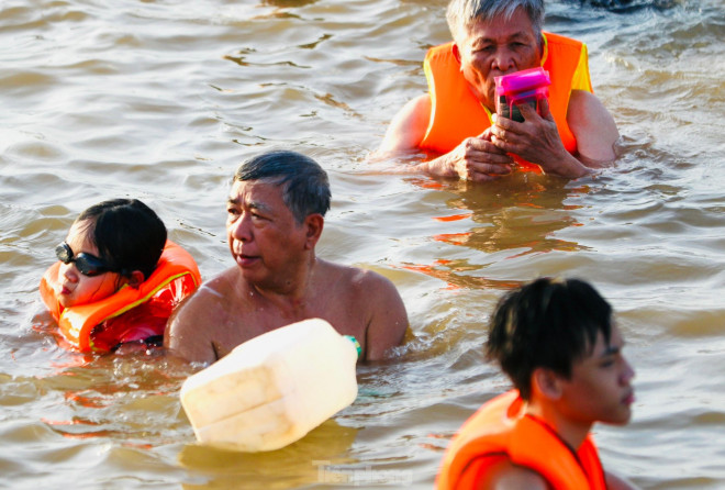 Nắng nóng gay gắt, người Hà Nội đổ xô ra sông Hồng ‘giải nhiệt’ bất chấp nguy hiểm - 7