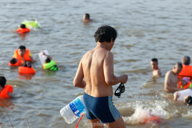 Nắng nóng gay gắt, người Hà Nội đổ xô ra sông Hồng ‘giải nhiệt’ bất chấp nguy hiểm - 13