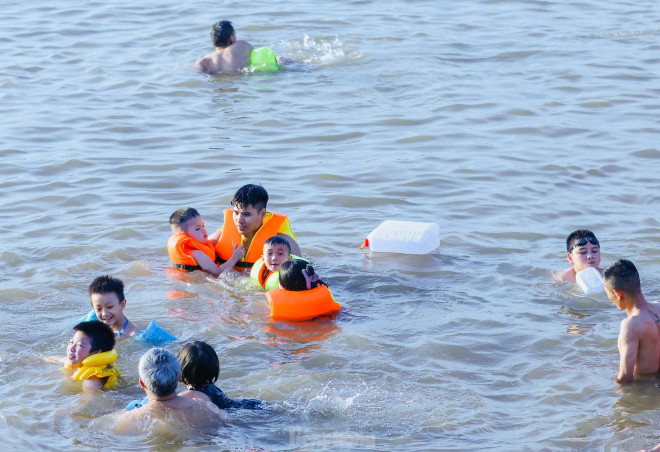 Nắng nóng gay gắt, người Hà Nội đổ xô ra sông Hồng ‘giải nhiệt’ bất chấp nguy hiểm - 9