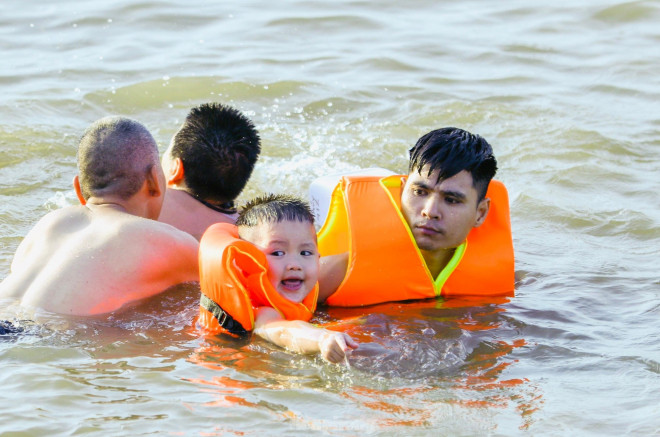 Nắng nóng gay gắt, người Hà Nội đổ xô ra sông Hồng ‘giải nhiệt’ bất chấp nguy hiểm - 12