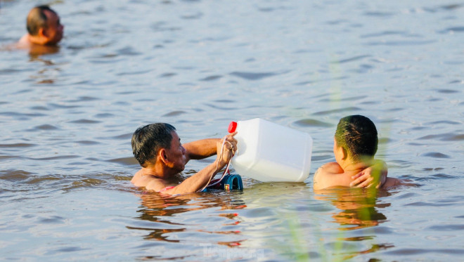 Nắng nóng gay gắt, người Hà Nội đổ xô ra sông Hồng ‘giải nhiệt’ bất chấp nguy hiểm - 11