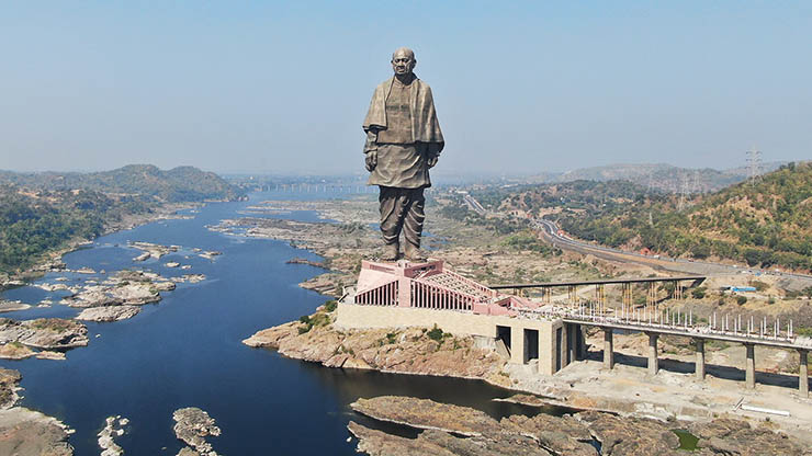 1. Bức tượng này có tên là “Tượng Thống nhất”, nằm ở Kewadyia, bang Gujarat, Ấn Độ.
