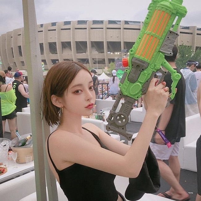 Shoot hình tại lễ hội Water Bomb của Kang Taeri từng khiến nhiều người bàn tán vì xinh đẹp.
