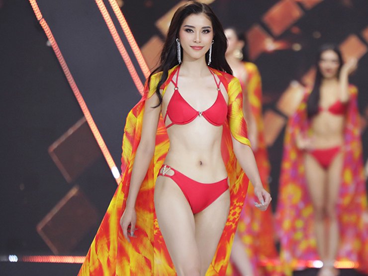 Volleyball beauty Thu Huyen wears a bikini to show off her pearl shape, reaching the top 10 of Miss Universe