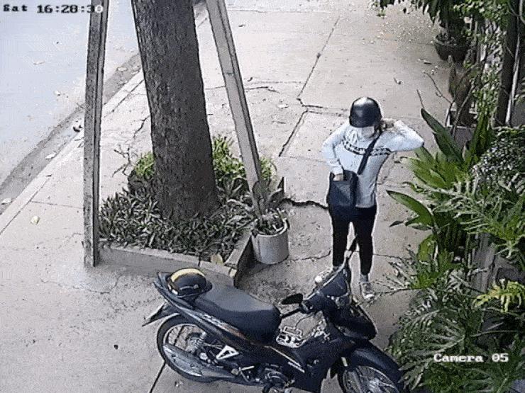 Video: Thanh niên ngó nghiêng, bẻ khóa xe máy Honda trong chớp mắt