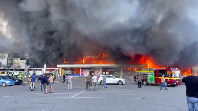 Trung tâm thương mại Ukraine chìm trong biển lửa, 50 người thương vong - 1