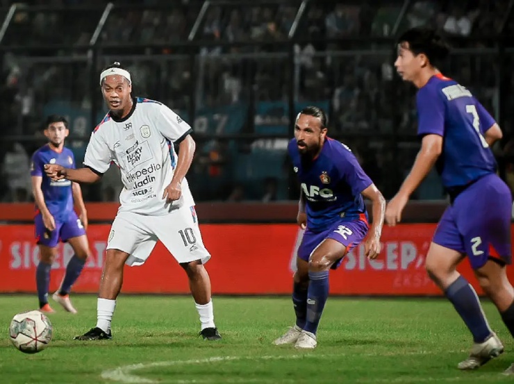 Ronaldinho đá giải ở Indonesia: Cầu thủ bị tố &#34;đấu kungfu&#34; làm Rô vẩu khiếp sợ - 1