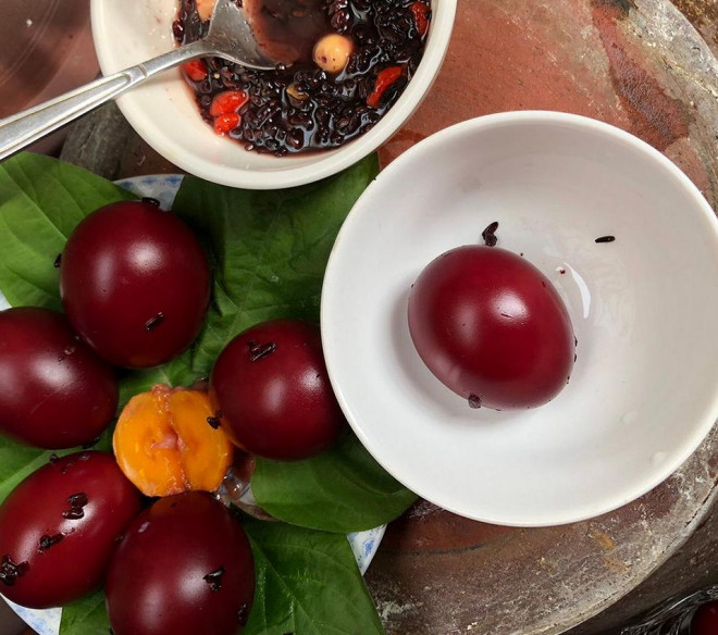 Trứng gà quê ngâm rượu mật ong cực tốt cho gái đẻ và phụ nữ; cách ngâm để uống là xinh đẹp, má hồng, môi đỏ, tóc xanh