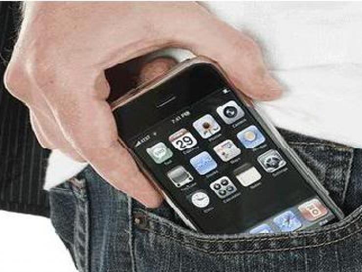 Dùng điện thoại di động vào ban đêm có thể làm suy giảm chất lượng tinh trùng