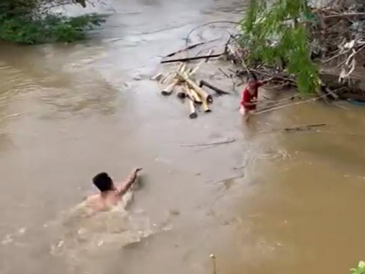 Người hùng nhảy xuống sông cứu bé gái chới với giữa dòng nước hơn 1 tiếng đồng hồ