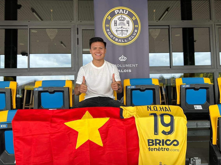 Quang Hải đón tin cực vui: Chính thức gia nhập Pau FC, rạng rỡ khoe số áo