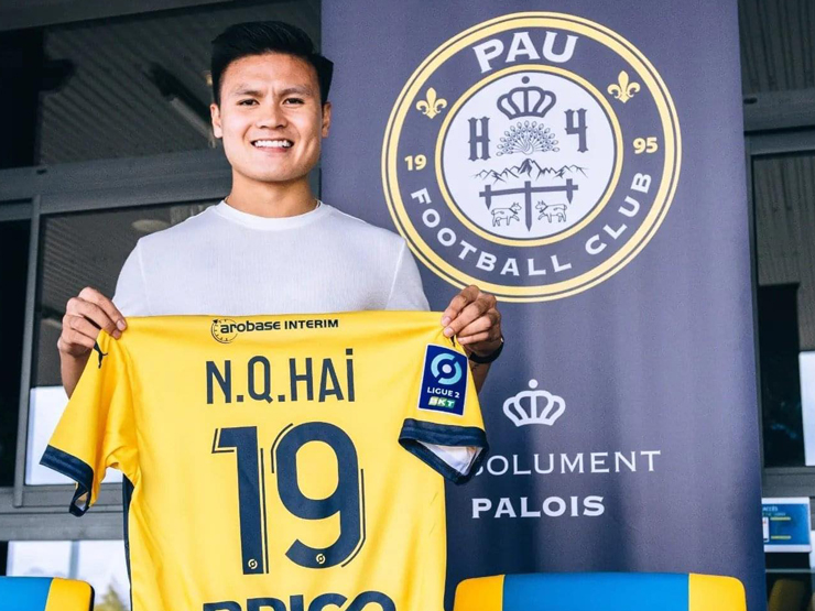 Chùm ảnh Quang Hải tươi rói ra mắt Pau FC, chủ tịch đội bóng chúc mừng