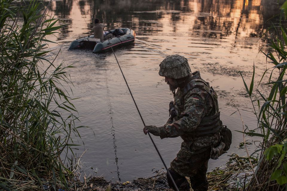 Tất cả cầu bị phá hủy, lính Ukraine làm cách nào rút khỏi Severodonetsk? - 1