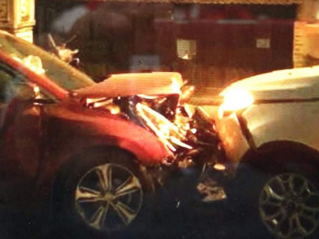 Tai nạn hi hữu trên đê Bát Tràng: Xe máy kẹt giữa hai ô tô đấu đầu