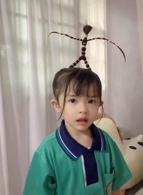คุณแม่ไทยสร้างทรงผมทุกวัน 
