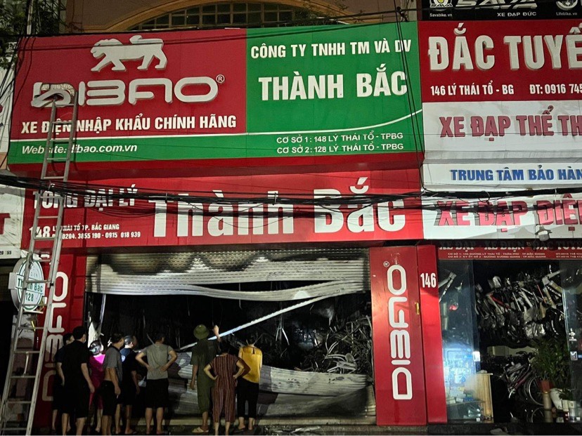 Hơn 100 xe đạp ở cửa hàng bị thiêu rụi trong đêm - 1