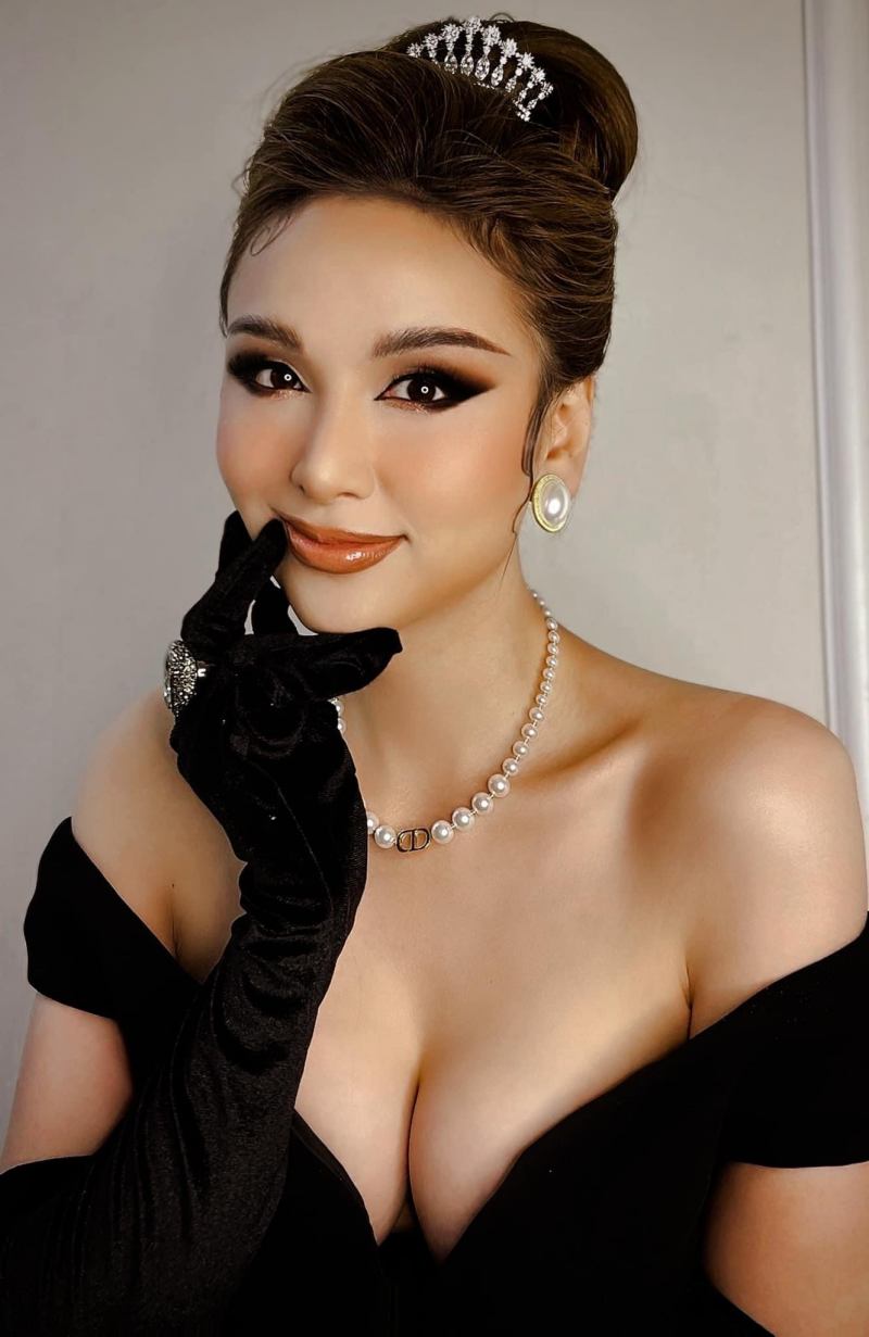 Nàng hoa hậu Việt có thềm ngực đẹp tới mức fan thường xin &#34;thêm hình để ngắm&#34; - 1