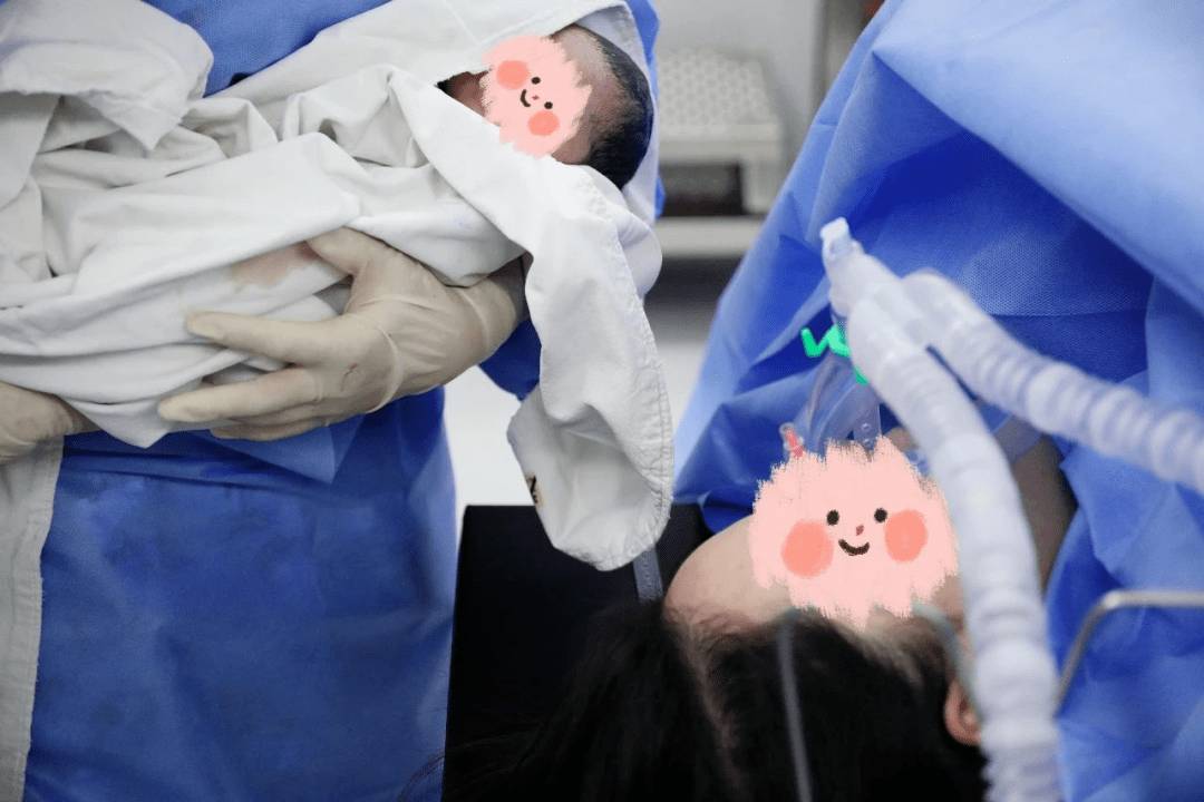 Người mẹ sinh mổ lần 3, bác sĩ choáng váng khi nhìn thấy tử cung - 1