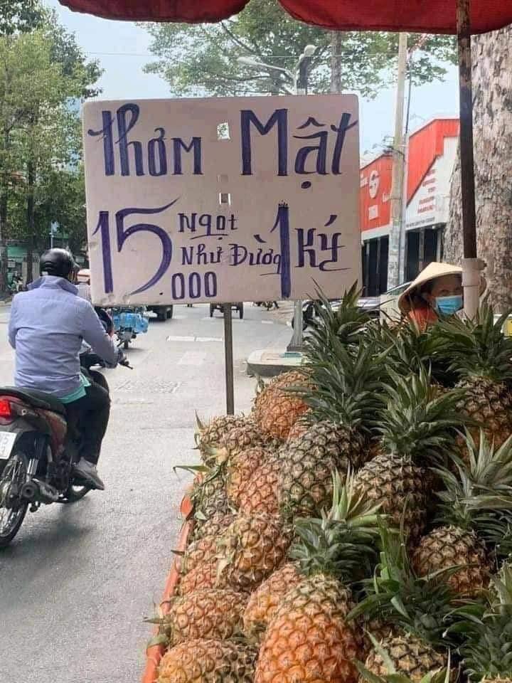 Thấy biển bán dứa thơm siêu rẻ trên vỉa hè, lại gần mới &#34;ngã ngửa&#34; với chiêu lừa khó tin - 1