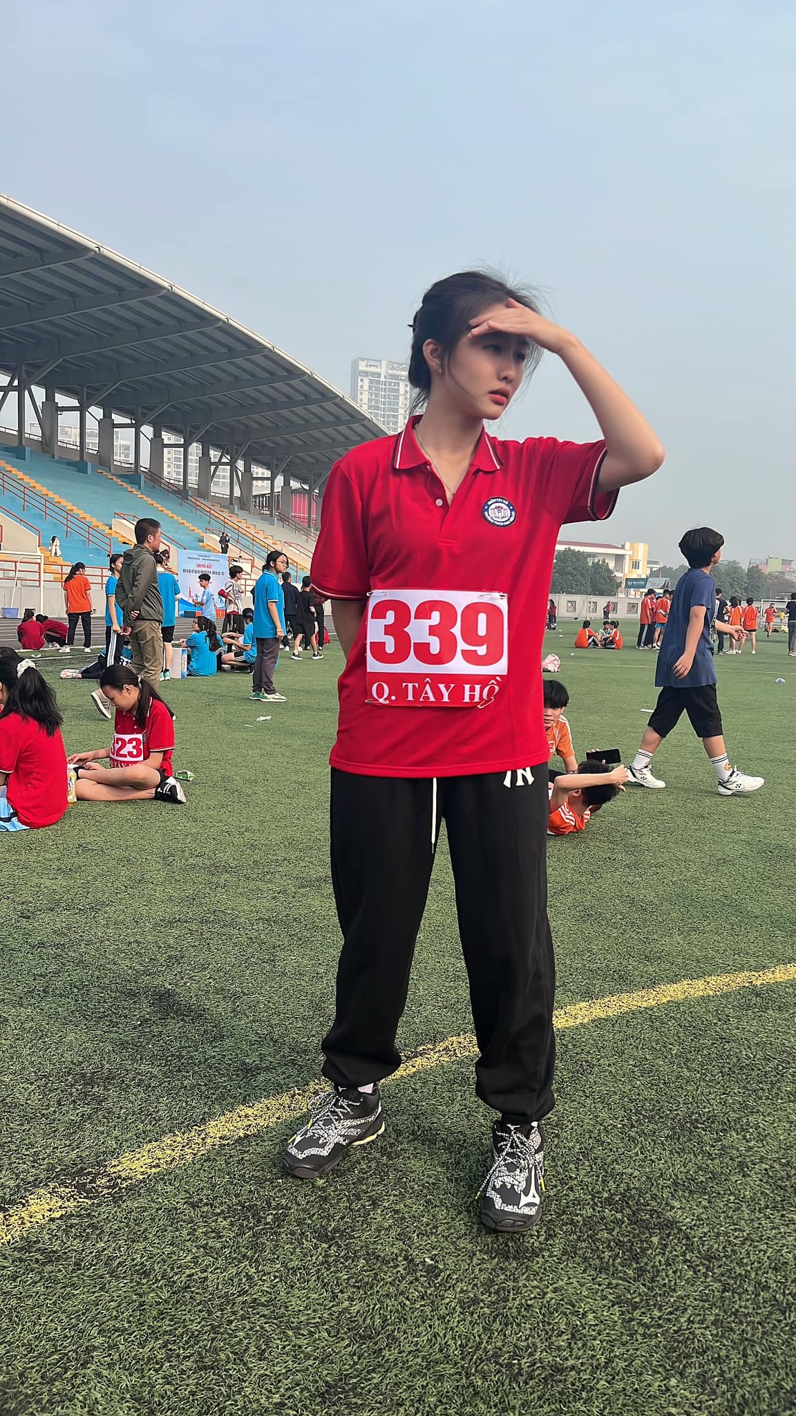 Con gái hoa khôi bóng chuyền Kim Huệ ngày càng đẹp, cao vượt trội, phổng phao ở tuổi 16 - 4