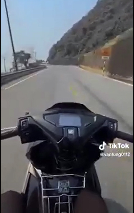 Thót tim cảnh thanh niên chạy xe máy thả 2 tay khi đổ đèo Hải Vân - 1