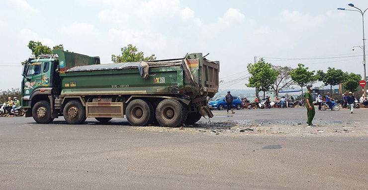 Ớn lạnh hiện trường vụ xe khách đâm đuôi xe ben rồi lao vào nhà dân ở Gia Lai - 8