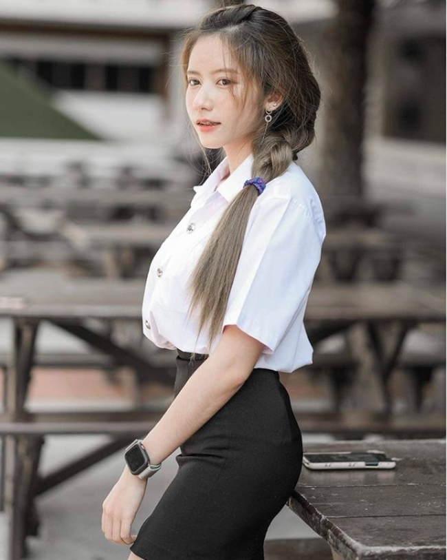 Cũng như nhiều quốc gia trong khu vực châu Á, trường học ở Thái Lan yêu cầu mặc đồng phục với mọi cấp bậc từ tiểu học, trung học đến đại học.
