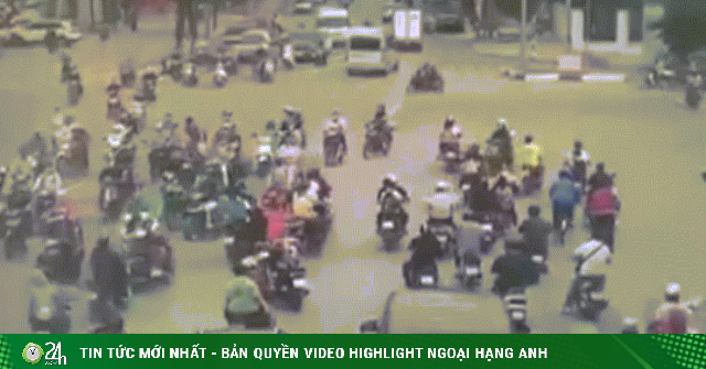 Clip: Ô tô lao như tên bắn tông hàng loạt xe máy ở Hà Nội