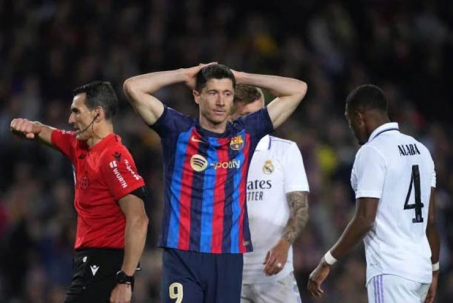 Lewandowski "xịt" ở các trận đấu lớn, Barca sớm tìm người kế tục?