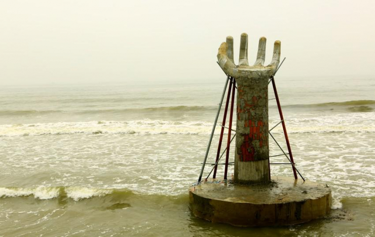 5 bàn tay khổng lồ xuất hiện trên biển Hải Tiến là chòi gác an ninh - 4