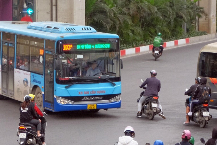 Cận cảnh những màn vượt đèn đỏ khiến giao thông Hà Nội trở nên lộn xộn - 2