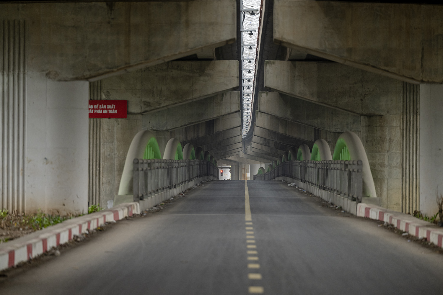 Hình ảnh không ngờ ở cây cầu có kiến trúc giống cầu cổ, giúp tài xế tránh nắng mưa - 2