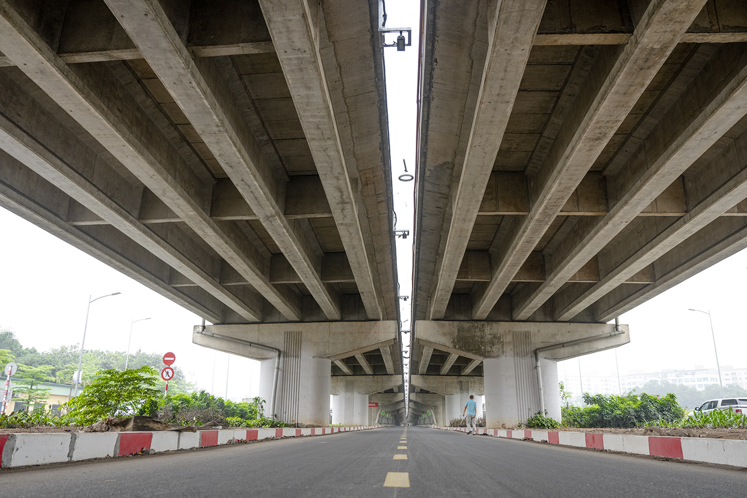 Hình ảnh không ngờ ở cây cầu có kiến trúc giống cầu cổ, giúp tài xế tránh nắng mưa - 13