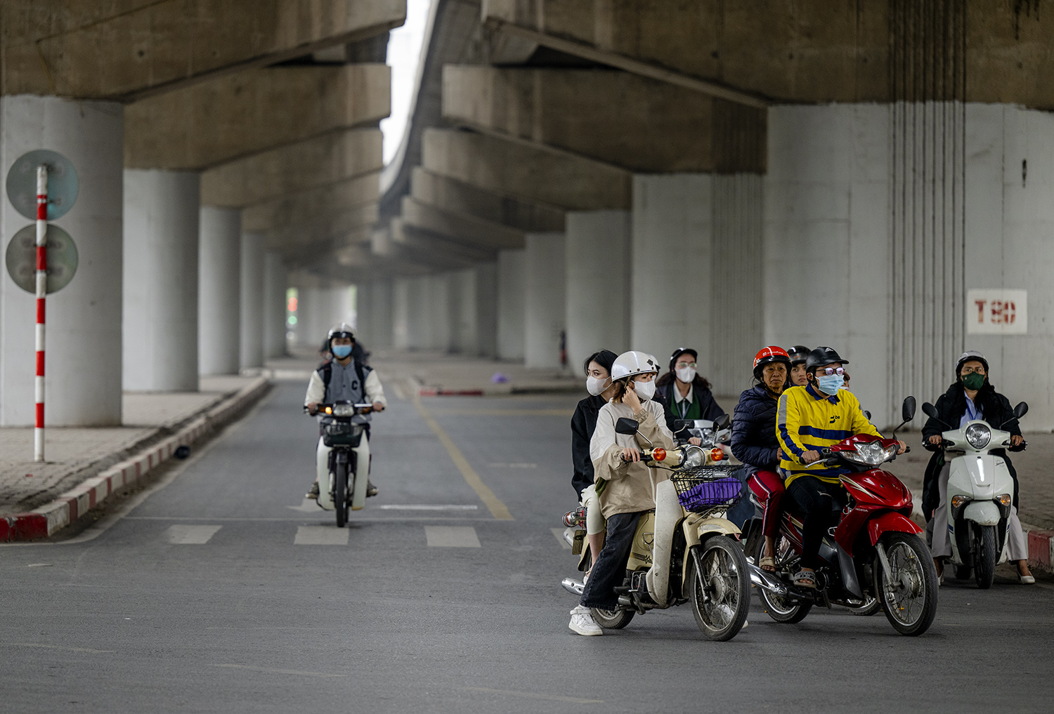 Hình ảnh không ngờ ở cây cầu có kiến trúc giống cầu cổ, giúp tài xế tránh nắng mưa - 15