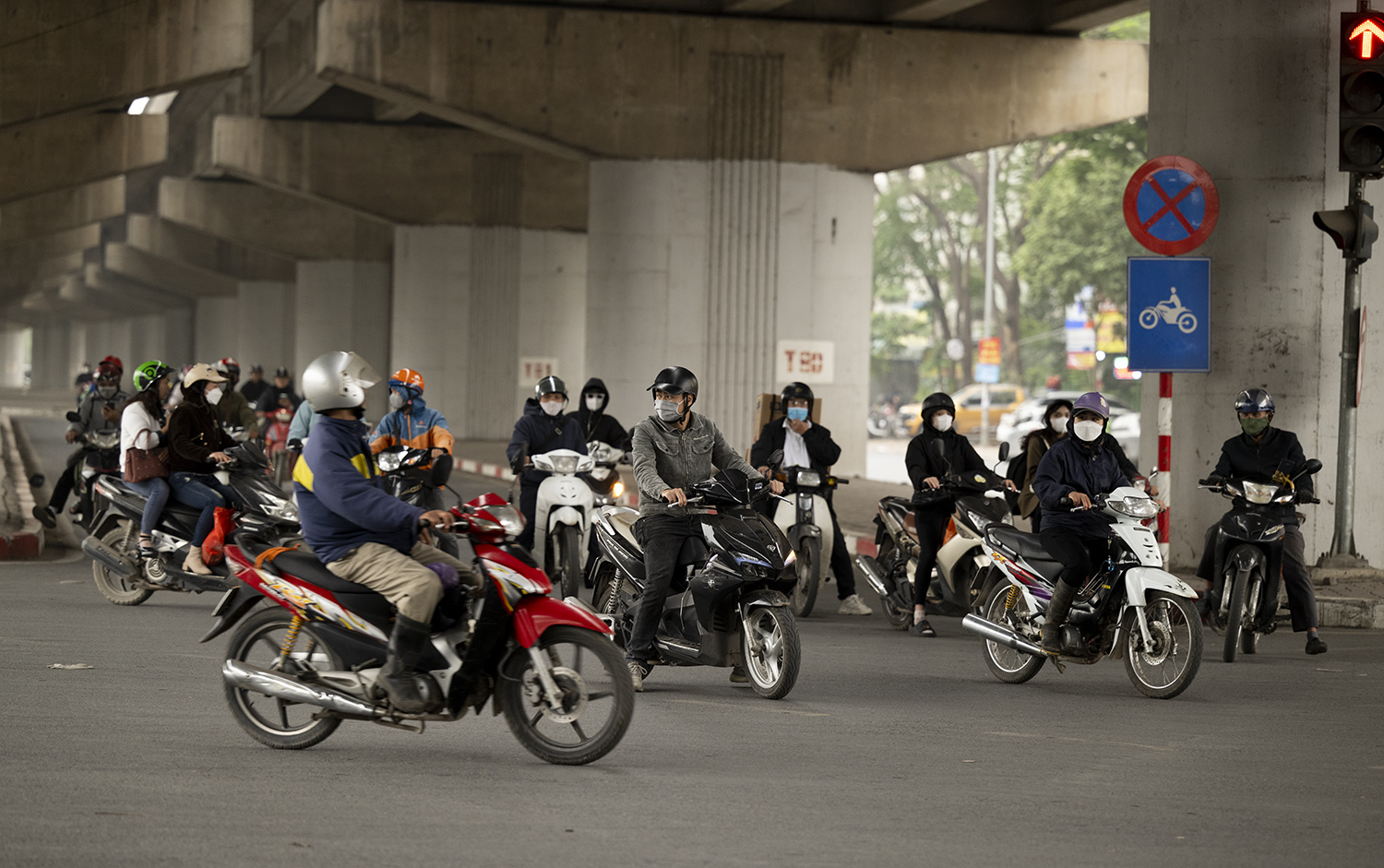 Hình ảnh không ngờ ở cây cầu có kiến trúc giống cầu cổ, giúp tài xế tránh nắng mưa - 16