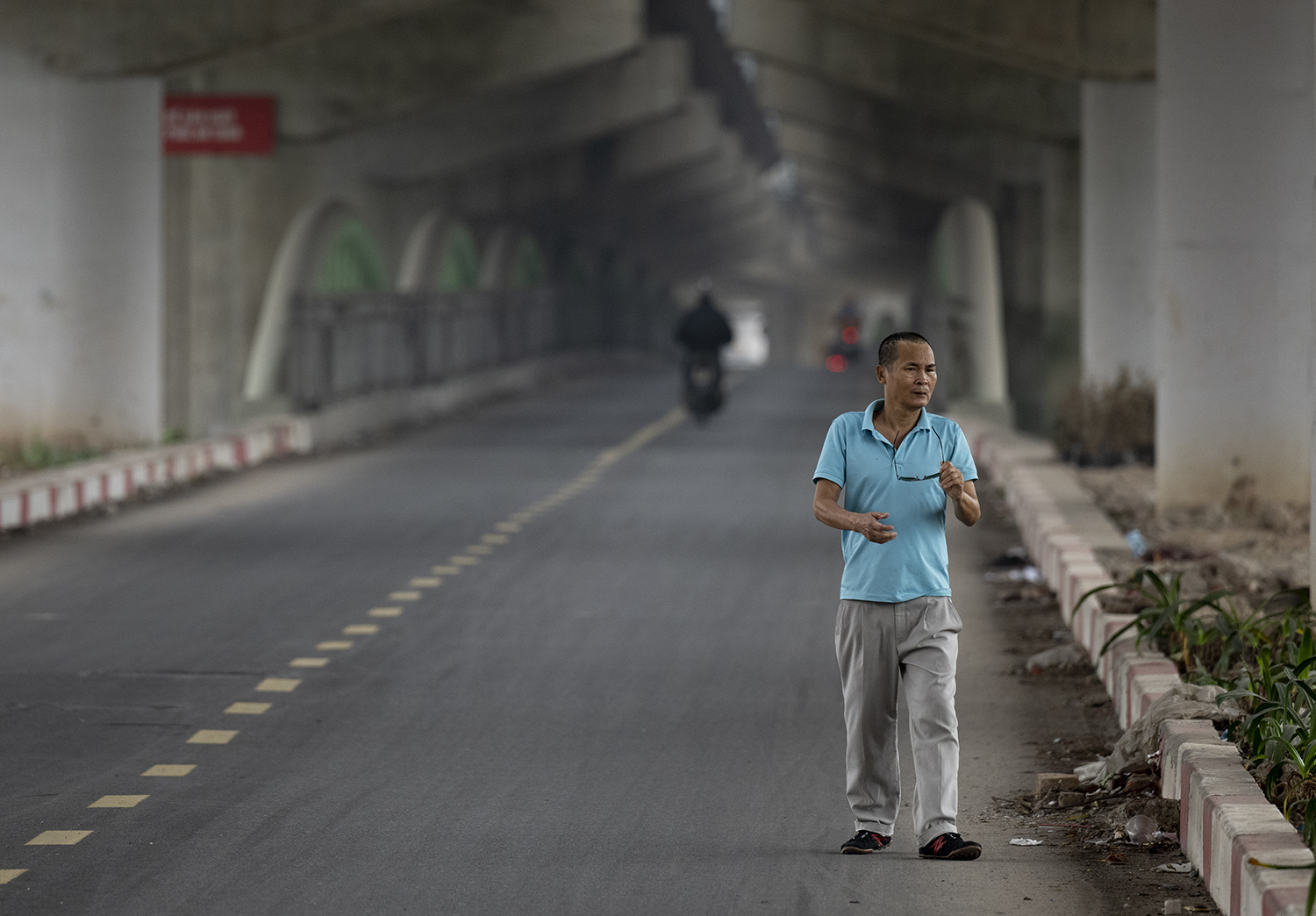 Hình ảnh không ngờ ở cây cầu có kiến trúc giống cầu cổ, giúp tài xế tránh nắng mưa - 17