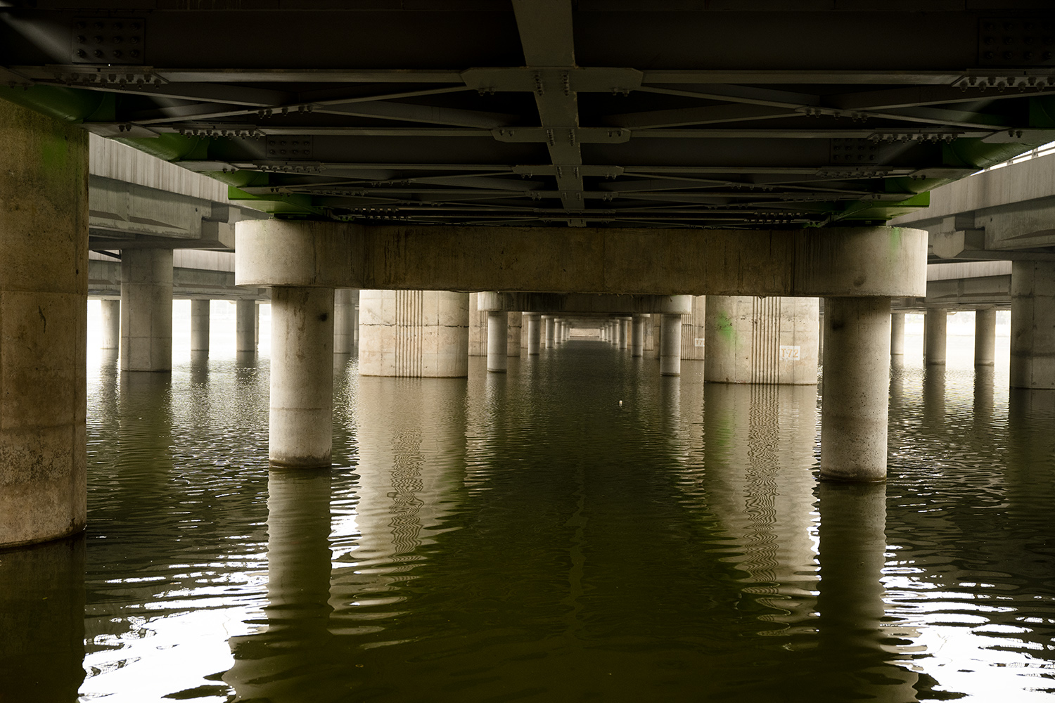 Hình ảnh không ngờ ở cây cầu có kiến trúc giống cầu cổ, giúp tài xế tránh nắng mưa - 6