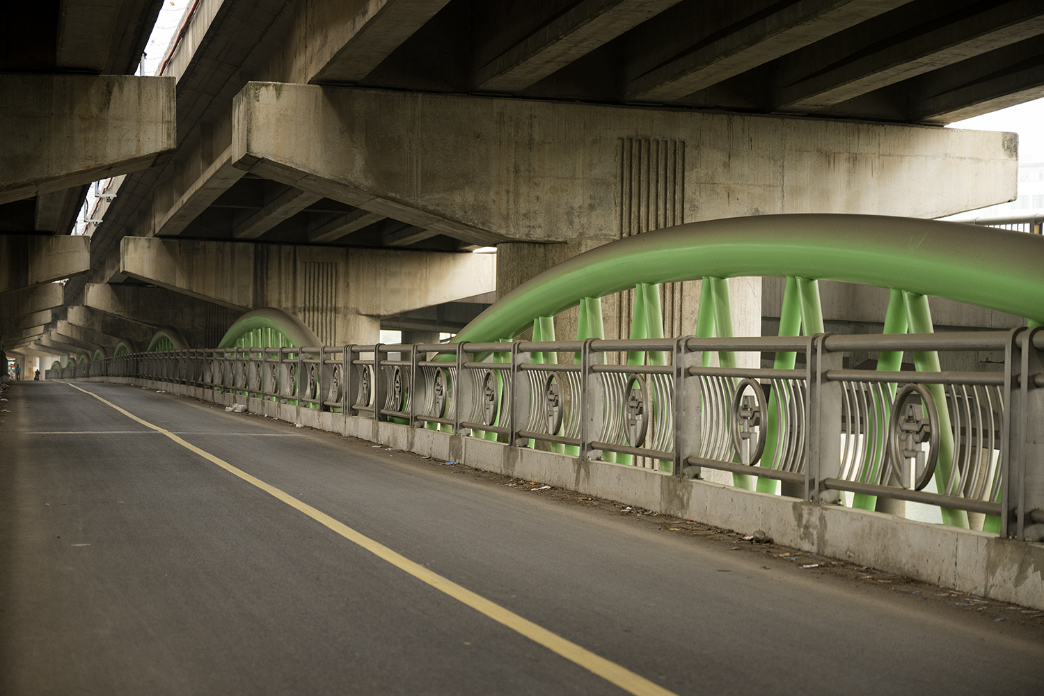 Hình ảnh không ngờ ở cây cầu có kiến trúc giống cầu cổ, giúp tài xế tránh nắng mưa - 7